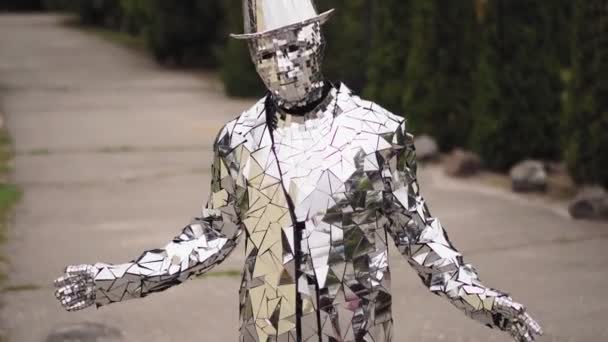 Άνθρωπος-καθρέφτης χορευτής ντυμένος με ένα όμορφο κοστούμι διακοσμημένος με σωματίδια καθρεφτών με καπέλο και μάσκα στο πρόσωπό του. Κλείσε. — Αρχείο Βίντεο