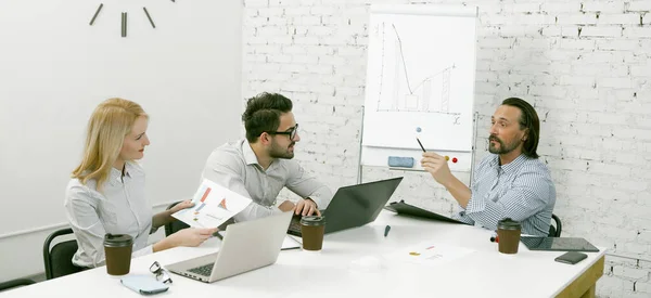 Teamwork van busines mensen in licht modern kantoor — Stockfoto