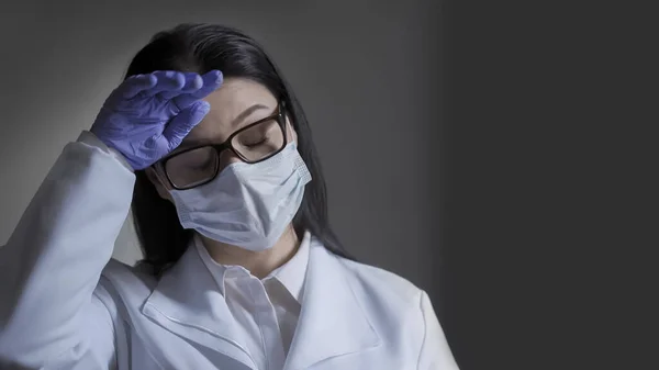 Médico sobrecarregado sente stress. Exausta pelo trabalho, a médica parou de descansar da carga de trabalho excessiva. Retrato de médico cansado — Fotografia de Stock