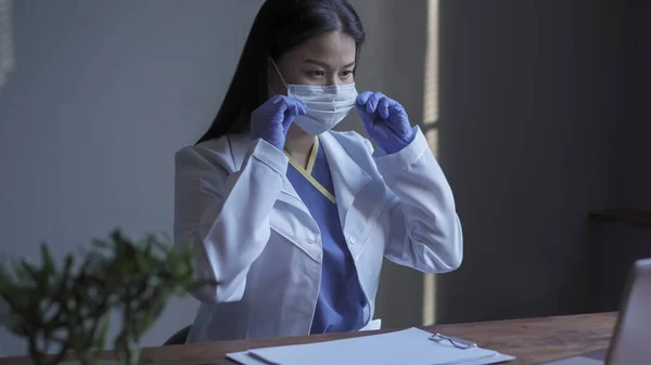 Médico a trabalhar no computador. Trabalhador médico bonito corracts máscara médica quando a realização de pesquisa de computador no campo da medicina. Conceito de pesquisa médica — Fotografia de Stock