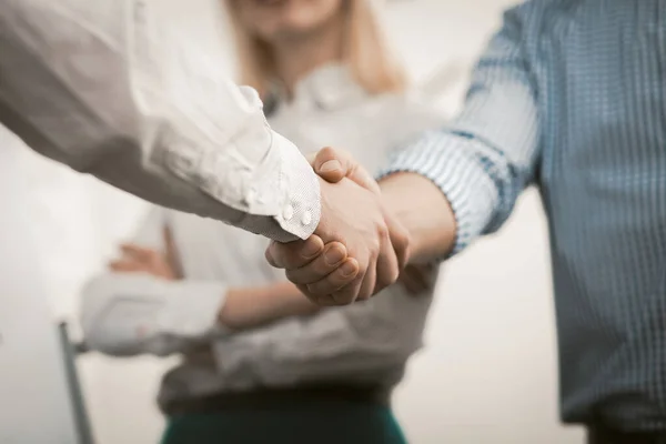 Una stretta di mano di uomini d'affari. Due uomini in formalwear si stringono la mano di comune accordo alla riunione d'affari in carica. Colpo da vicino — Foto Stock