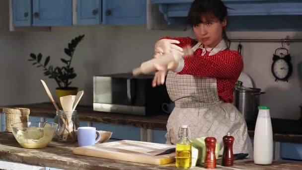 Lány szakács tánc ritmikus zene kezében egy sodrófa a kezében egy vintage konyhában. Térdelve a tészta, a szakács táncol főzés örömmel. Gyümölcsfélék — Stock videók