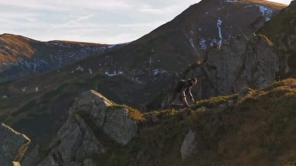 Los bloggers turísticos filman una historia en las montañas. El bloguero que filma el material para el dron vuelve a revisar todo con sus colegas. Montañas Cárpatos, Ucrania. Prores 422 — Vídeo de stock