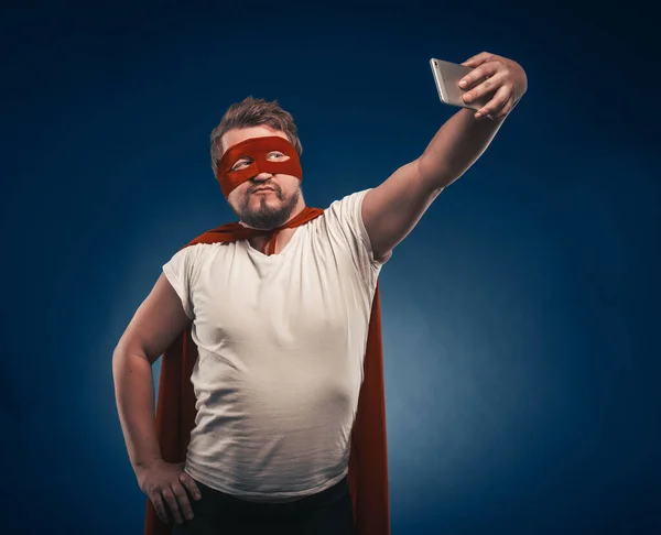Nárcisztikus szuperhős férfi veszi Selfie mobiltelefonok — Stock Fotó