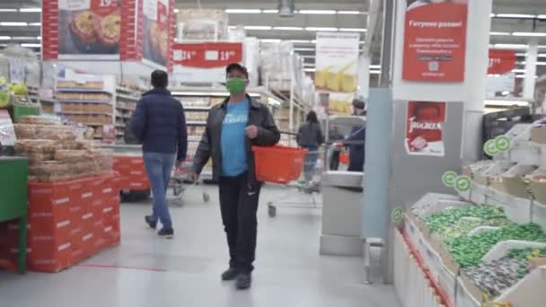 Effekten av en fäst kamera på en kundvagn med en skakande inköpsram under en coronaviruspandemi. Auchan, Kiev, Ukraina. April 2020. Prores 422 — Stockvideo