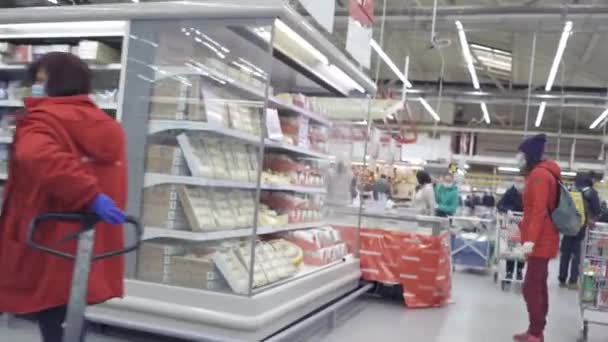 El efecto de una cámara oculta con un marco de compra tembloroso durante la pandemia de coronavirus. Auchan, Kiev, Ucrania. Abril 2020. Prores 422 — Vídeo de stock