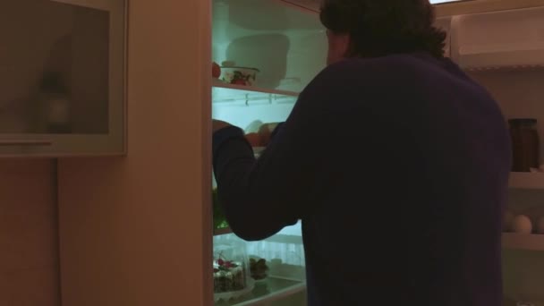 Ο σύζυγος κρυφά από τη γυναίκα του πηγαίνει στο ψυγείο το βράδυ, βγάζει έξω λουκάνικα και η γυναίκα του τον έπιασε. Η υπέρβαρη οικογένεια κάνει δίαιτα. Σωστή διατροφική έννοια. Διανυκτέρευση δείπνο. Πρότυπα 422 — Αρχείο Βίντεο