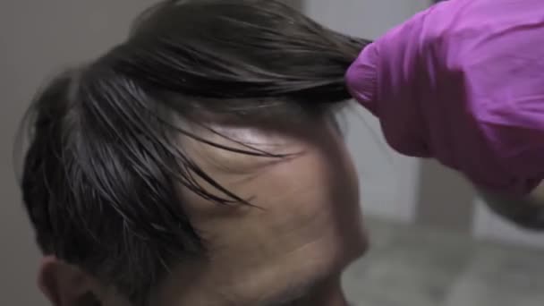 Femme coiffeur coupe les cheveux de l'homme à la tête supérieure portant des gants jetables en période de pandémie de coronavirus. Concept d'auto-isolement. Concept de coiffeur. Prores 422 — Video