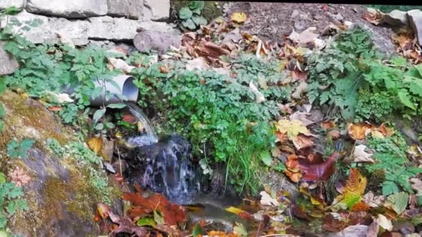 Muelle de montaña bajo un edificio en las montañas con una salida de tubo hecha por un hombre. Montañas Cárpatos, Ucrania. Prores 422 — Vídeo de stock