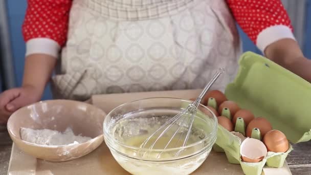 Girl cook añade sal a la masa amasada para panqueques o galletas finas y la mezcla de nuevo. Cocinera chica cocina en una cocina vintage. Prores 422 — Vídeos de Stock