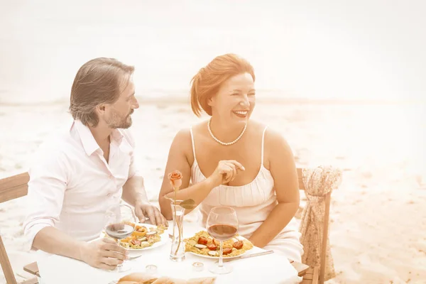 Glückliches erwachsenes Paar isst und trinkt im Strandcafé — Stockfoto