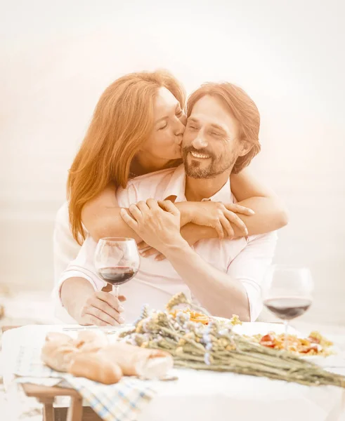 Feliz casal de meia-idade descansando em um café de praia — Fotografia de Stock