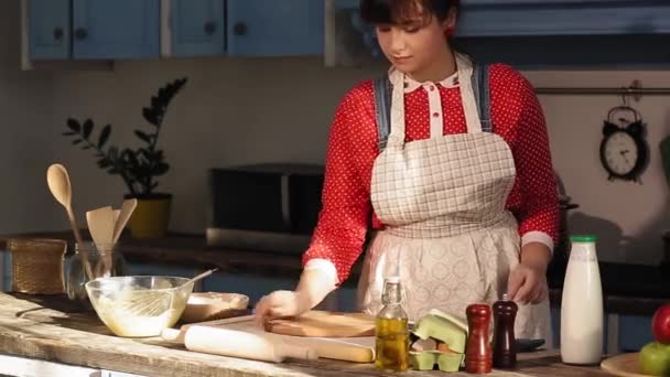 Casalinga prepara gli ingredienti per la preparazione della torta. La ragazza ha ottenuto tutto ciò di cui ha bisogno e ricorda la ricetta. Prore 422 — Video Stock