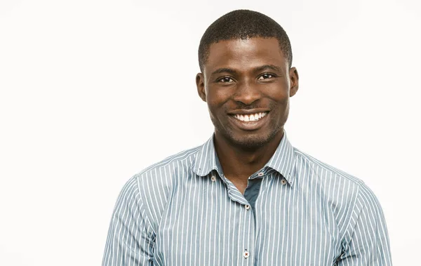 Fogas mosolygós afro-amerikai férfi üzletember fehér háttérrel. Vidám pozitív afrikai vállalkozó másolási hellyel a bal oldalon. Egészséges fogazat. Fogápolási koncepció. Tonozott kép — Stock Fotó