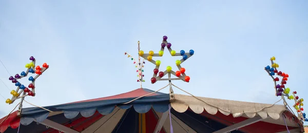 Illuminations en forme d'étoile sur le toit du carrousel. Lampe en forme d'étoile avec ampoules multicolores. Concept de rétroéclairage d'éclairage — Photo