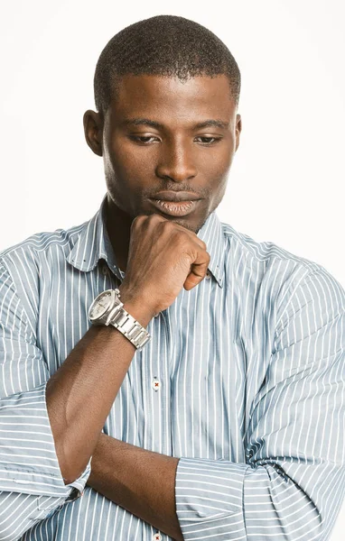 Pensées d'homme d'affaires montrant une montre de luxe ou cher à son poignet. Homme afro-américain réfléchi touchant son menton avec son poing. Isolé sur fond blanc. Image tonique — Photo