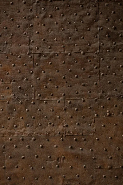 Texture of ancient oxidized or rusty dark brown metal wall. Antique metal wall with rivets. Background — Stock Photo, Image