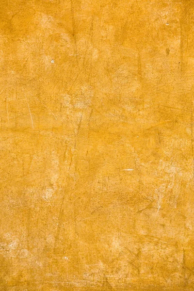 Текстура желтой штукатурки. Абстрактный фон и текстура старой стены здания, выкрашенной в желтый цвет — стоковое фото