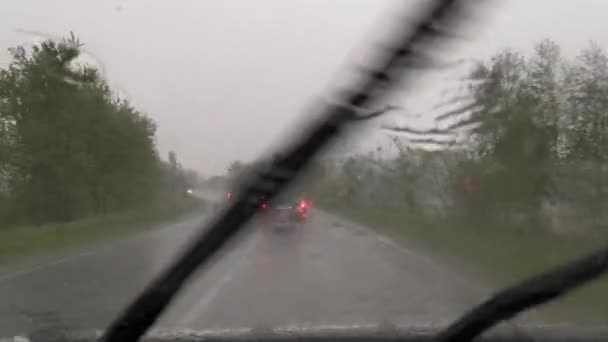 Şiddetli yağmurdan dolayı ön camdan görüş sıfır, genellikle çalışan araba silecekleri. Yolculuk için yağmurlu bir gün, şoför yola çıkıyor. Mart 2020. Kiev, Ukrayna. Prores 422 — Stok video