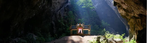 Photo of buddhist temple in mountain cave — Stock Photo, Image