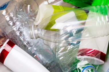 Resim çok kullanılan plastik şişe
