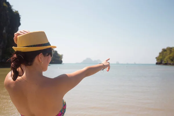 Γυναίκα με καπέλο στη θάλασσα — Φωτογραφία Αρχείου