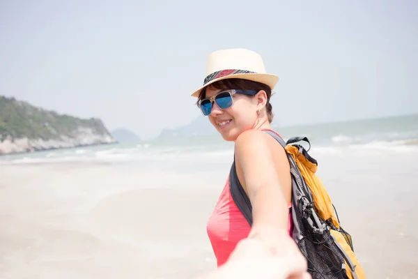 Giovane donna sulla spiaggia di sabbia — Foto Stock