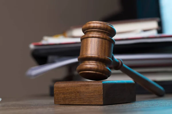 Judges hammer lies on table — Stock Photo, Image