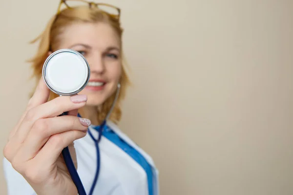 Blondin i glas med phonendoscope — Stockfoto