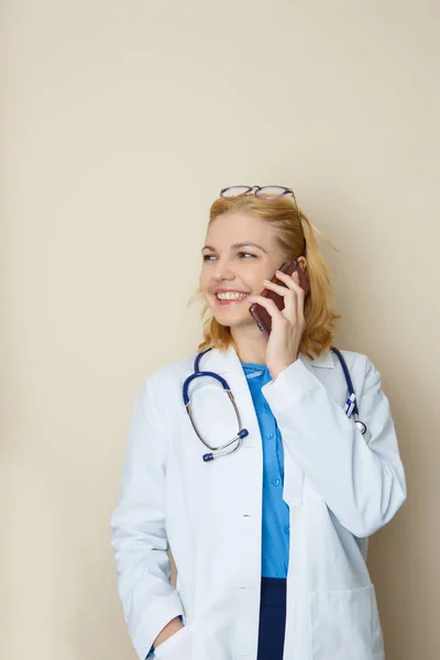 Csinos orvos beszél telefonon — Stock Fotó