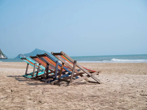 Піщаний пляж з шезлонгами — стокове фото
