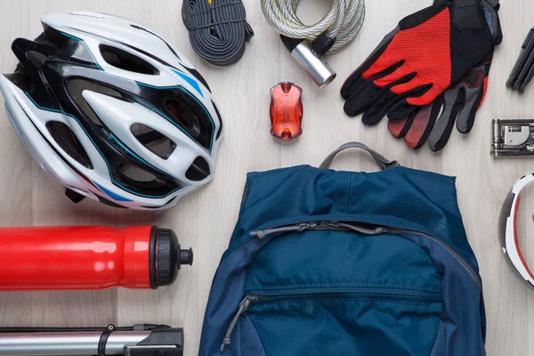 Accesorios ciclistas sobre fondo vacío — Foto de Stock