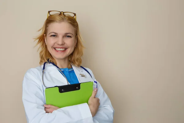 Foto de mujer con fonendoscopio — Foto de Stock