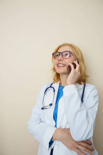 Unga läkare prata telefon — Stockfoto