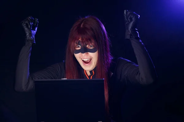 Mulher hacker em máscara preta — Fotografia de Stock