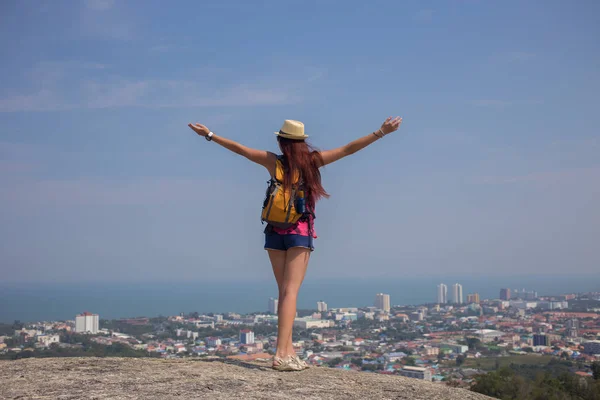 Ragazza in piedi con le mani in alto — Foto Stock