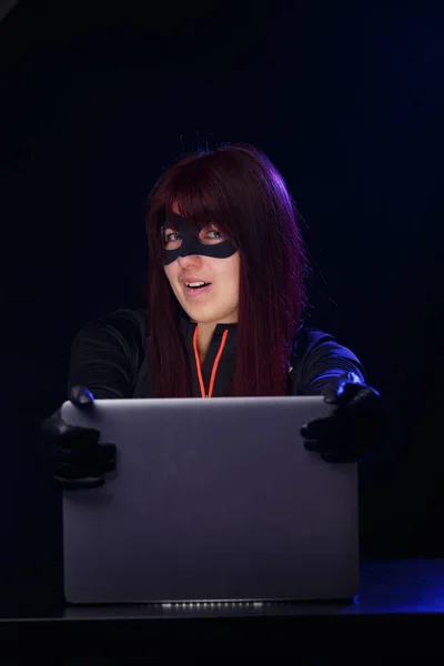 Юная брюнетка хакер ночью — стоковое фото