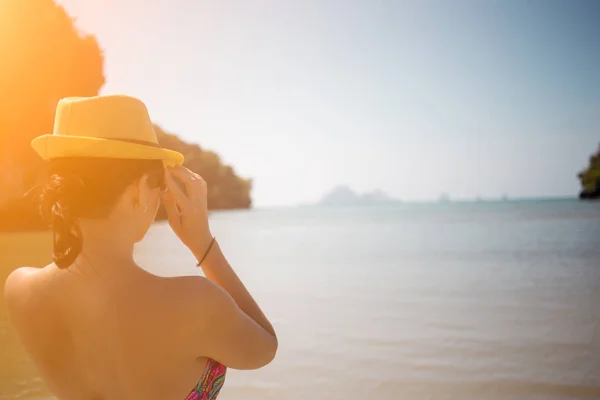 Brunette in de hoed op zee — Stockfoto