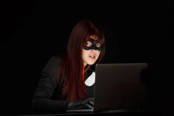 Donna pericolosa in maschera primo piano — Foto Stock