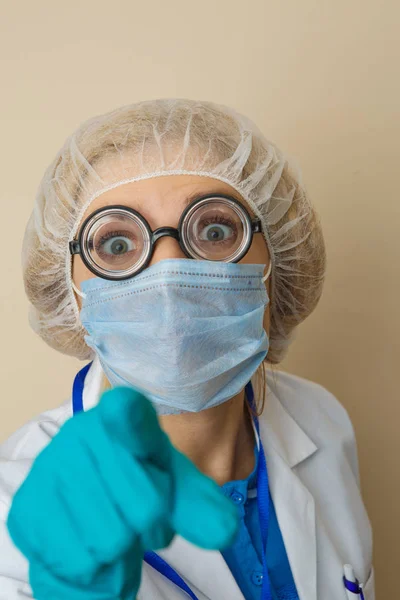 Jovem médico em máscara, óculos — Fotografia de Stock