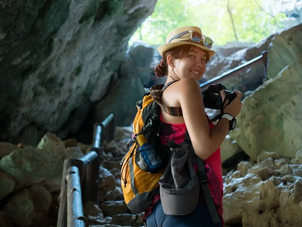 Chica con cámara en cueva — Foto de Stock