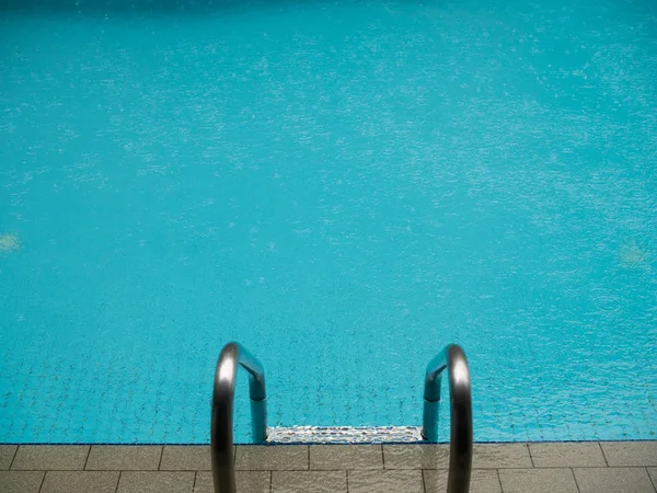 Zwembad met helder water — Stockfoto