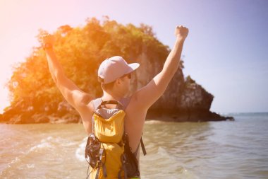 Adam arkadan fotoğrafı