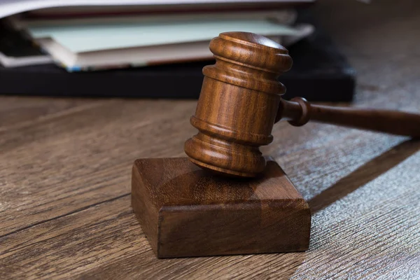 Hammer of chairman on table — Stock Photo, Image