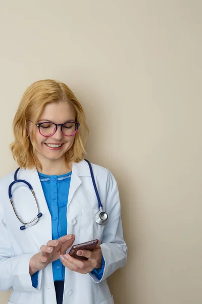 Mujer joven sobre fondo vacío — Foto de Stock