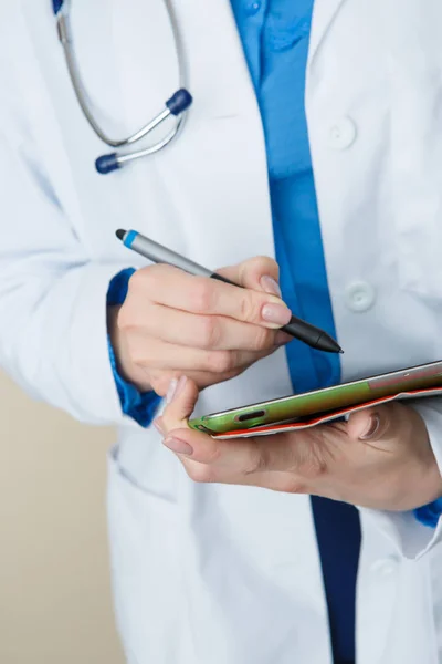 Junge Ärztin mit Phonendoskop — Stockfoto