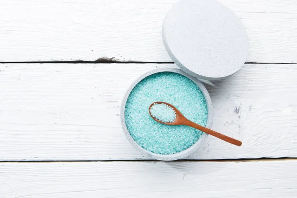 Кубок з blue ванни солі — стокове фото