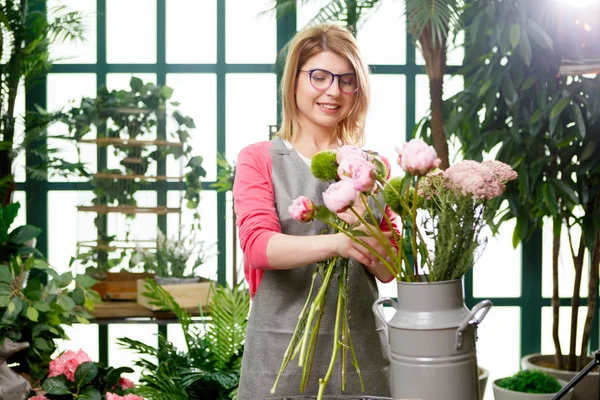 Jonge vrouw bloemist met bril — Stockfoto