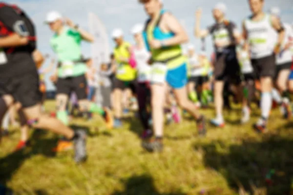 Sportovci, běžící na zelené trávě — Stock fotografie