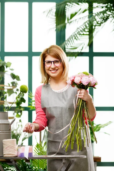 Image of woman with flowers — Stock Photo, Image